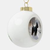 スコットランドのテリアが雪のクリスマスを過ごした セラミックボールオーナメント (左)