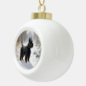スコットランドのテリアが雪のクリスマスを過ごした セラミックボールオーナメント (右)