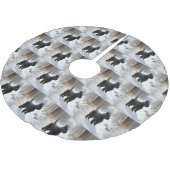 スコットランドのテリアが雪のクリスマスを過ごした ブラッシュドポリエステルツリースカート (アングル)