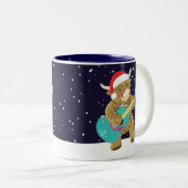 スコットランドのハイランド遊牛のクリスマスギター ツートーンマグカップ (正面右)
