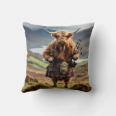 スコットランドのハイランド・カウのバグパイパー クッション (裏面)