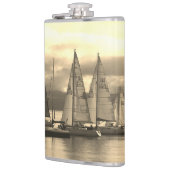 スコットランドのロスセイベイにヨット。セーラーズウィスキー フラスク (左)