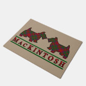 スコットランドの一族のマッキントッシュのタータンチェックのスコッチテリア犬 ドアマット (アングル)