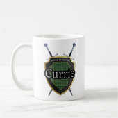 スコットランドの一族のCurrieのタータンチェックの盾及び剣 コーヒーマグカップ (左)