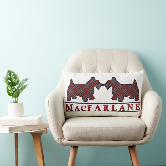 スコットランドの一族のMacFarlaneのタータンチェックのスコッチテリア犬 ランバークッション (椅子)