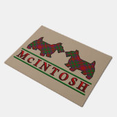 スコットランドの一族のMcIntoshのタータンチェックのスコッチテリア犬 ドアマット (アングル)