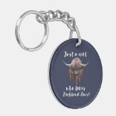 スコットランドの高地牛を愛するちょうど女の子 キーホルダー (正面左)