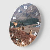 スコットランドの高地、グレン・エティブの赤い鹿 ラージ壁時計 (傾斜)