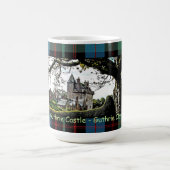 スコットランドのGuthrie Clan城 – タータンチェック名Mug コーヒーマグカップ (中央)