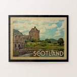 スコットランドキャッスルヴィンテージトラベル ジグソーパズル<br><div class="desc">ヴィンテージ旅行スタイルのスコットランドデザインは、アイレアン・ドナン城の豪華なムーアをフィーチャー。</div>