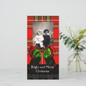 スコットランドタータンチェック、赤い緑の弓クリスマス写真テンプレート シーズンカード (スタンド正面)