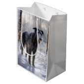 スコットランド人の鹿が雪のクリスマスを過ごした ミディアムペーパーバッグ (裏面アングル)