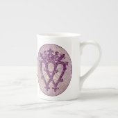 スコットランド人のLuckenboothの紫色のケルト結び目模様 ボーンチャイナマグカップ (右)