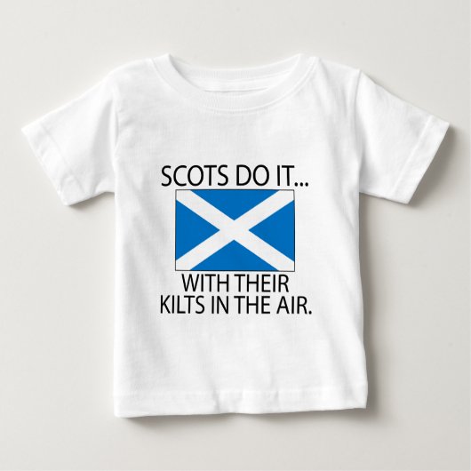 スコットランド人はキルトを上げてやる ベビーTシャツ (正面)
