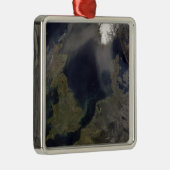 スコットランド吹上空のアフリカの塵 メタルオーナメント (右)
