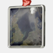 スコットランド吹上空のアフリカの塵 メタルオーナメント (左)