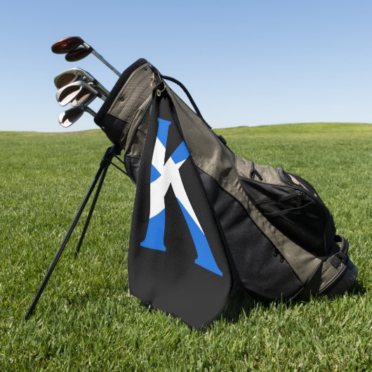 スコットランド国旗gtcntにオーバーレイされたKモノグラム ゴルフタオル (グリーン)