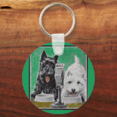 スコットランド犬ブラックキーとホワイトオンザラジオ キーホルダー (正面)