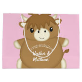 スコットランド高地の牛の赤ちゃんシャワーピンク ラージペーパーバッグ (裏面)