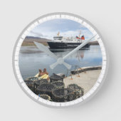 スコットランド・イスリー島のフェリーと港 ラウンド壁時計 (正面)