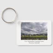 スコットランド，イーストアクホラトイズ立ち石 キーホルダー (裏面)