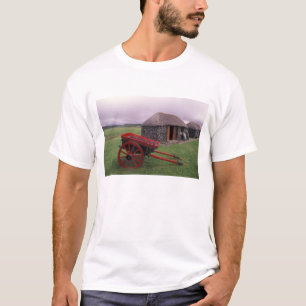 スコットランド、スカイ島、キルミュア。田園風景 Tシャツ
