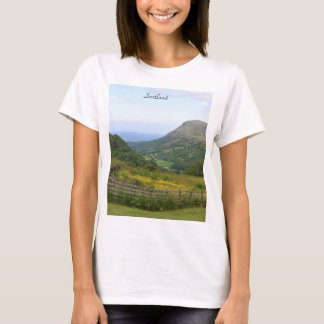 スコットランド、スコットランドの美しい高地、海 Tシャツ