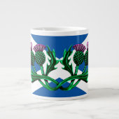 スコットランド、セントアンドリュース、古代の国旗、アザミ ジャンボコーヒーマグカップ (正面)