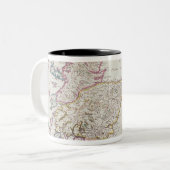 スコットランド、c.1700の地図 ツートーンマグカップ (正面左)