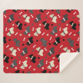 スコティッシュテリアの前足とボーンズレッド シェルパブランケット (正面(横))