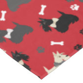 スコティッシュテリアの前足とボーンズレッド テーブルクロス (アングル)