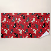 スコティッシュテリアの前足とボーンズレッド ビーチタオル (正面)