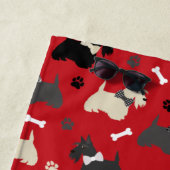 スコティッシュテリアの前足とボーンズレッド ビーチタオル (インサイチュ)