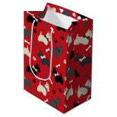 スコティッシュテリアの前足と骨の赤 ミディアムペーパーバッグ (正面アングル)