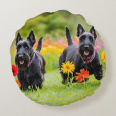 スコティッシュテリアを草や花で突き刺す ラウンドクッション (裏面)