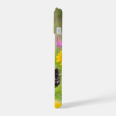 スコティッシュテリアを草や花で突き刺す iPhone 15ケース (左側面)