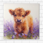スコティッシュハイランドカウカーフパープルワイルドフラワー タイル<br><div class="desc">紫色の野草の畑に絵を描飾り色の茶色のスコットランドのハイランドの子牛を特徴とする装飾タイル。ベビーの部屋に最適な可愛いスコットランドのハイランド飾コのコアのスタイル。</div>