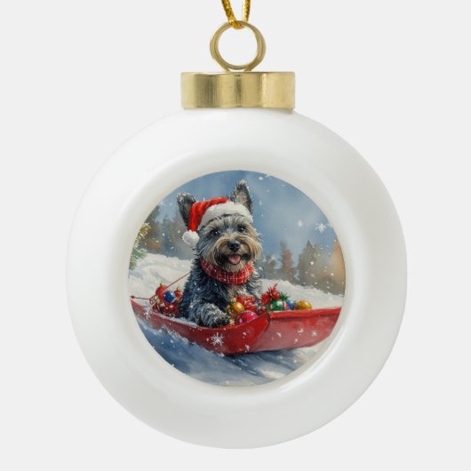 スコティッシュ・テリアのスレッジで雪のクリスマスを過ごす セラミックボールオーナメント (正面)