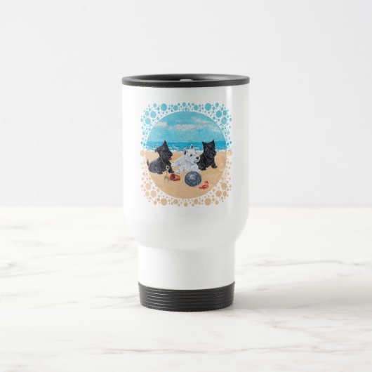 スコティーとウェスティーの子犬たちとビーチ トラベルマグ (中央)