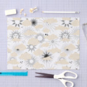 スタイライズされた黒い太陽がテクスチャの入った淡い茶色の雲の後ろに 薄葉紙 (クラフト)