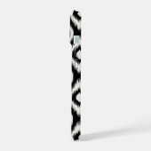 スタイリッシュでシックなブラックアイボリー ダイヤモンド イカット モノグラム iPhone 15ケース (左側面)