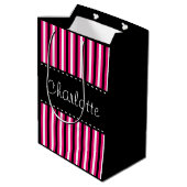 スタイリッシュでパーソナライズな白黒のピンクのストライプ ミディアムペーパーバッグ (裏面アングル)