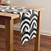 スタイリッシュでモダンでエレガントで黒くか白いシェブロン ショートテーブルランナー (インサイチュ)