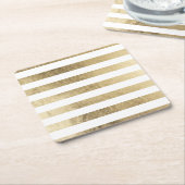スタイリッシュでモダンで粋でフェイクな金ゴールドホイルは縞で飾ります スクエアペーパーコースター (アングル)