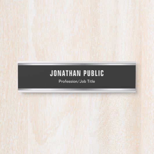 スタイリッシュでモダンなデザインの黒く、銀製の魅力 サインプレート (正面)