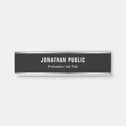 スタイリッシュでモダンなデザインの黒く、銀製の魅力 サインプレート (正面)