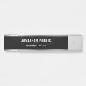 スタイリッシュでモダンなデザインの黒く、銀製の魅力 サインプレート (正面)