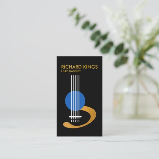 スタイリッシュで創造的な金ゴールドのベースギターのミュージシャン 名刺 (スタンド正面)