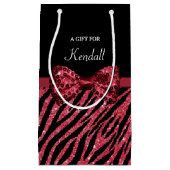 スタイリッシュで赤いシマウマのプリントの名前のフェイクな輝きの弓 スモールペーパーバッグ (正面)