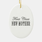 スタイリッシュなおもしろいの新しいお母さん: ファースト・クラスの新しい母 セラミックオーナメント (裏面)